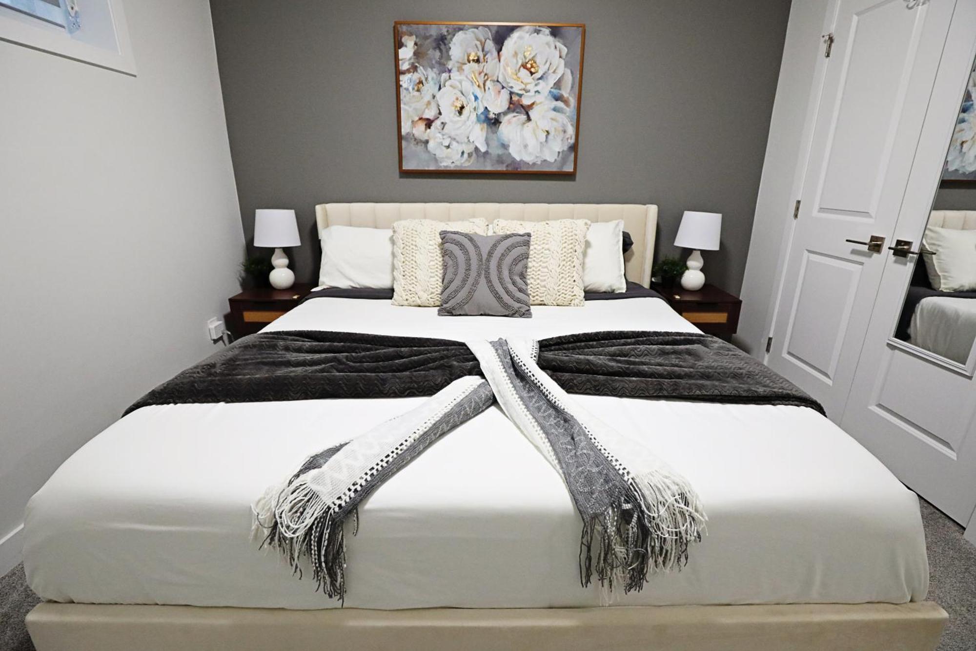 Beautiful Home With 4 King Beds,Airport,Disney+ Edmonton Eksteriør bilde