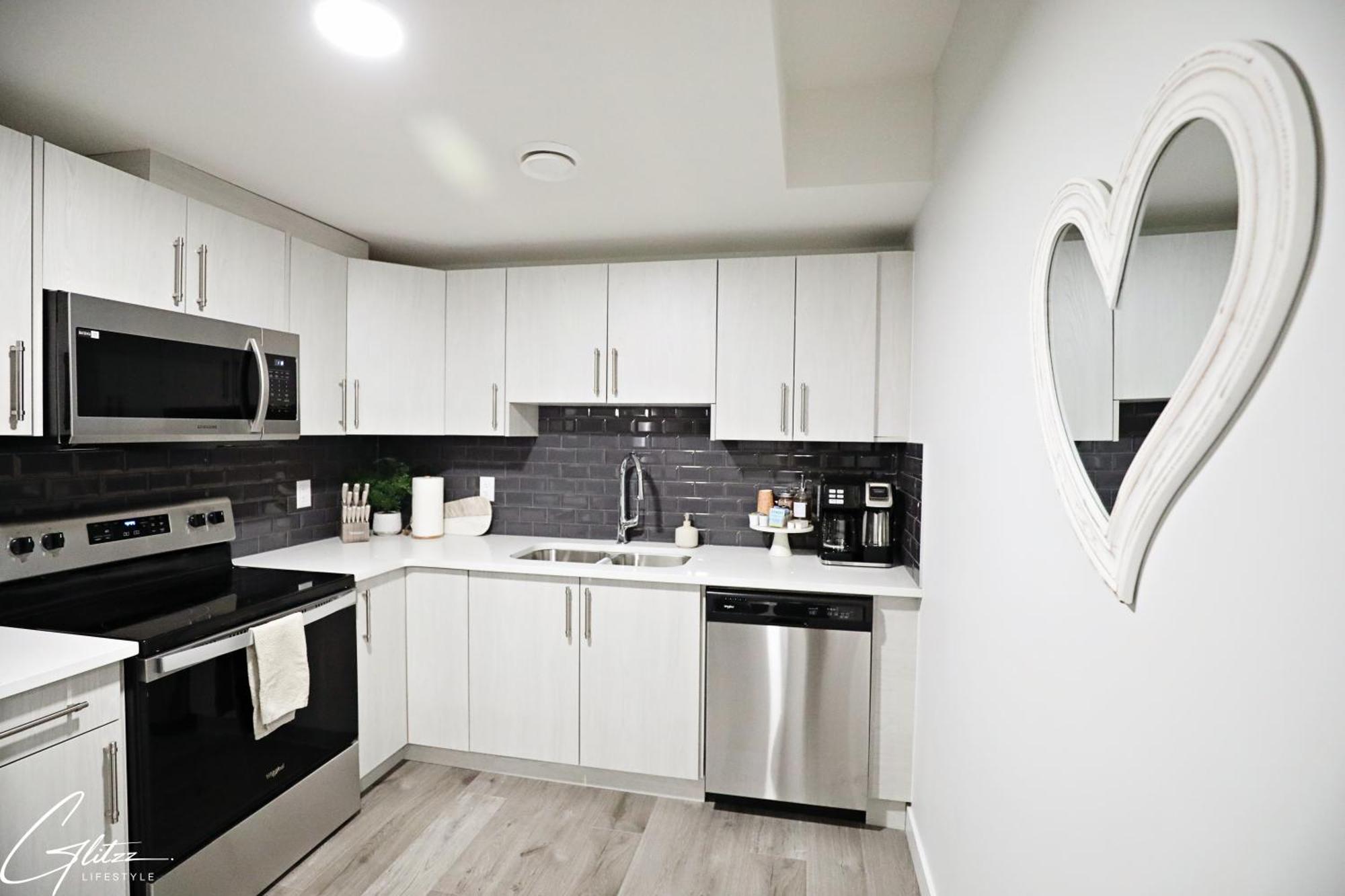 Beautiful Home With 4 King Beds,Airport,Disney+ Edmonton Eksteriør bilde